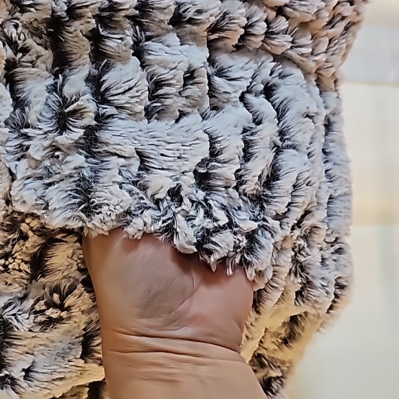 TEEZHER XL Faux fur Reversible Vest - Picture 5 of 12